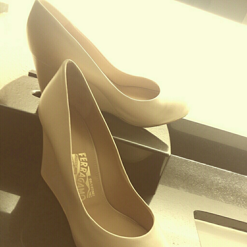 Brand New Ferragamo Nude Pumps